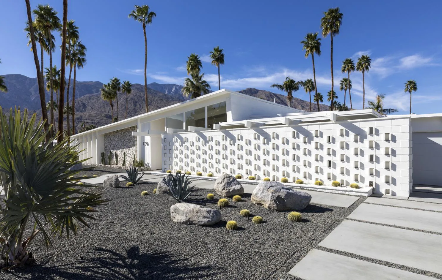 A mid-century modern desert home with clean lines and mountain backdrop in Palm Springs, California