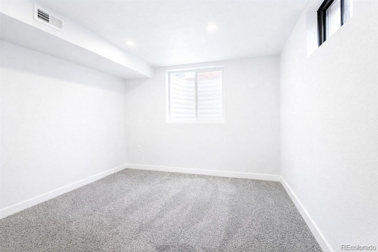 5 beds bed 2 baths bath in 2997 W Tanforan Dr, Englewood, CO 80110 - Photo 12
