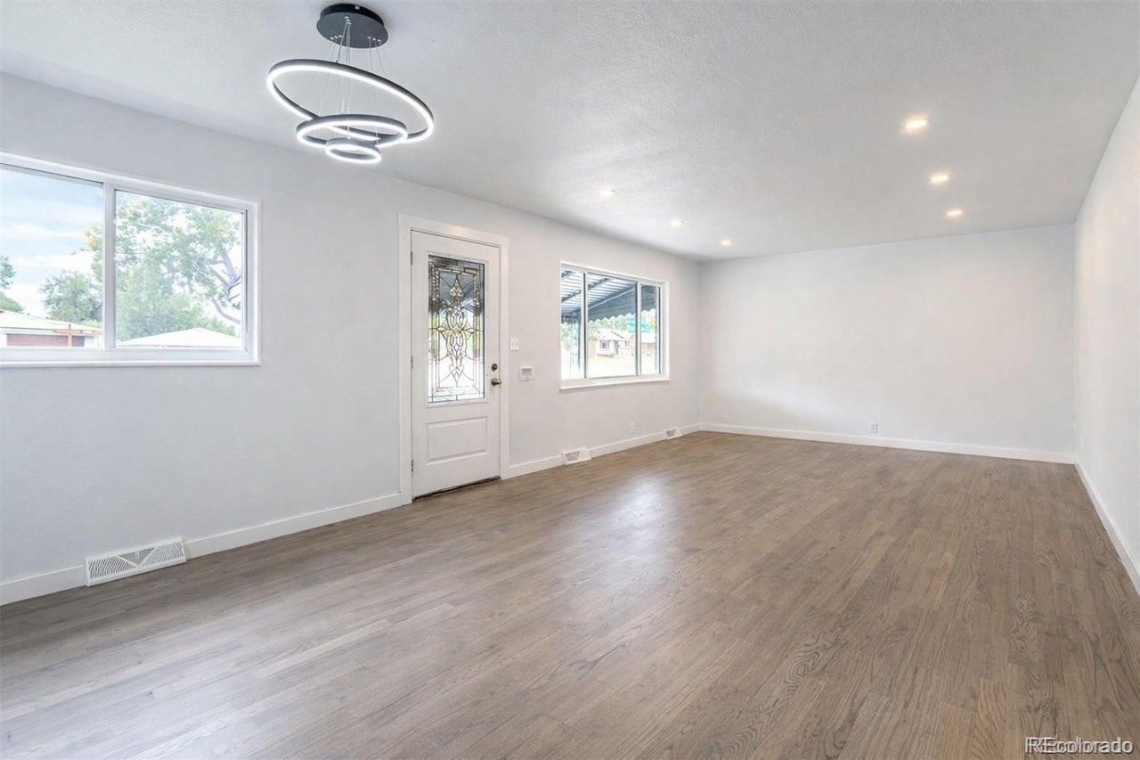 5 beds bed 2 baths bath in 2997 W Tanforan Dr, Englewood, CO 80110 - Photo 3