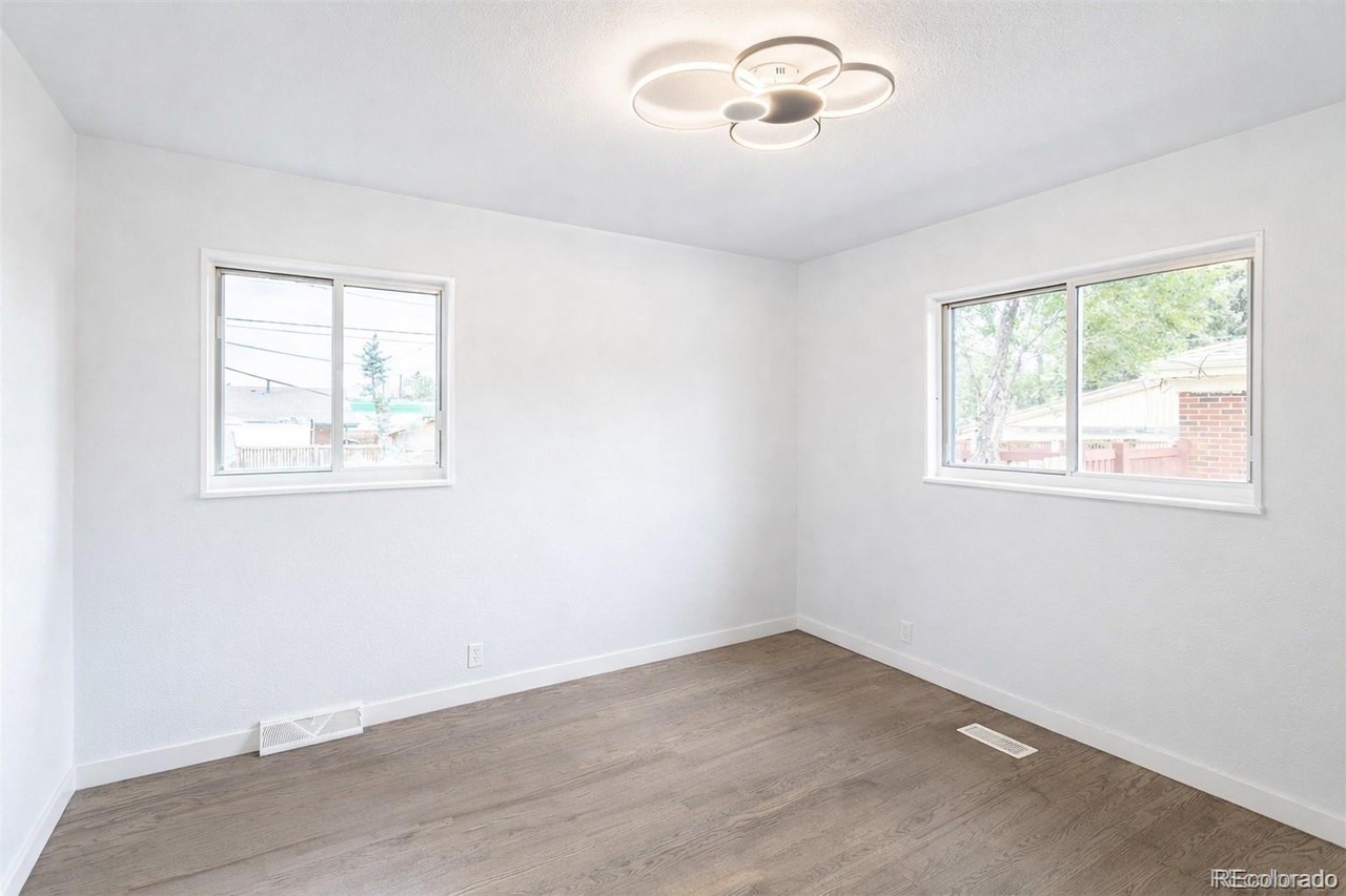 5 beds bed 2 baths bath in 2997 W Tanforan Dr, Englewood, CO 80110 - Photo 5