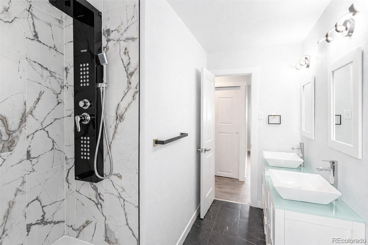 5 beds bed 2 baths bath in 2997 W Tanforan Dr, Englewood, CO 80110 - Photo 8