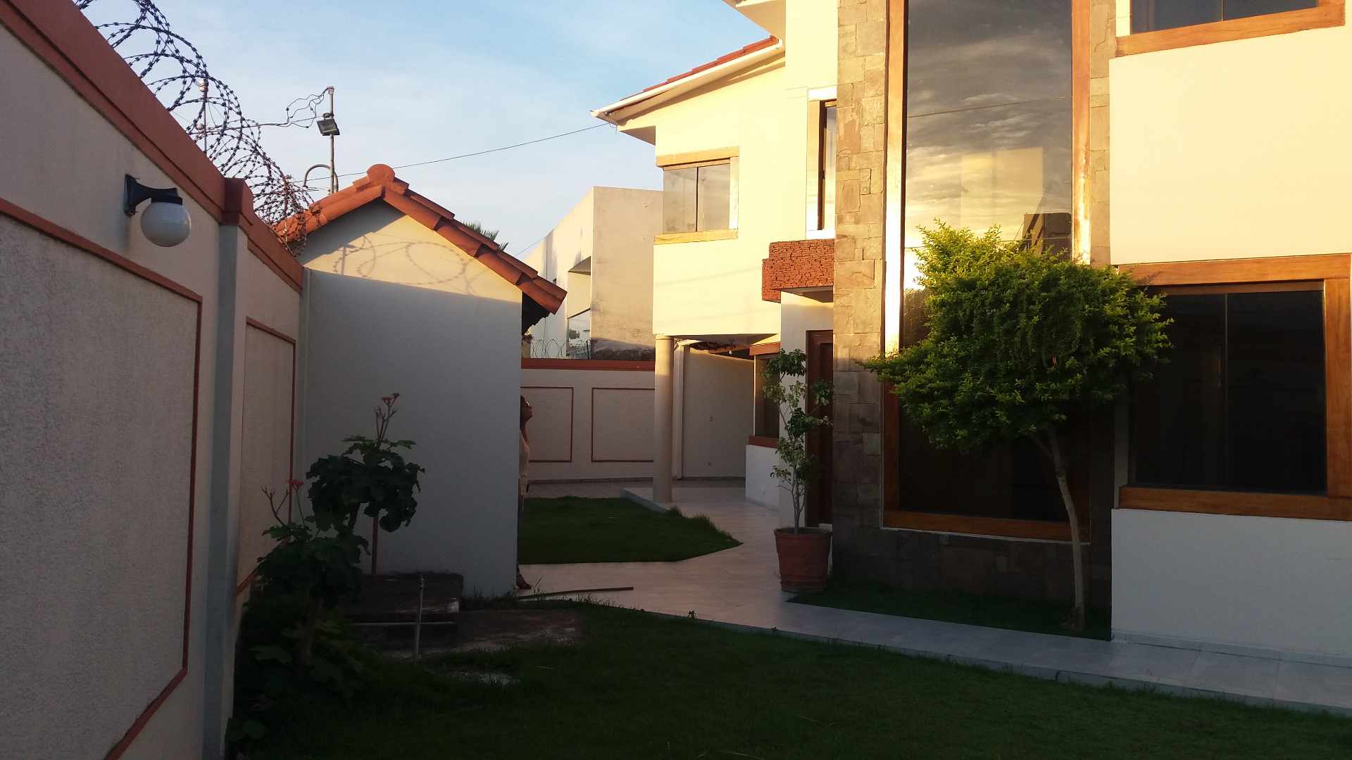 HERMOSA CASA EN VENTA - SANTA CRUZ - ZONA ZOO