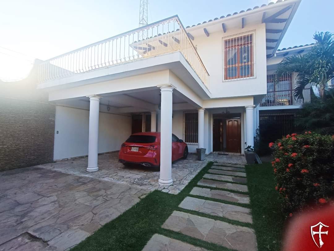 CASA EN VENTA SOBRE AVENIDA CASI 1ER ANILLO - ZONA PARQUE URBANO - Photo 3