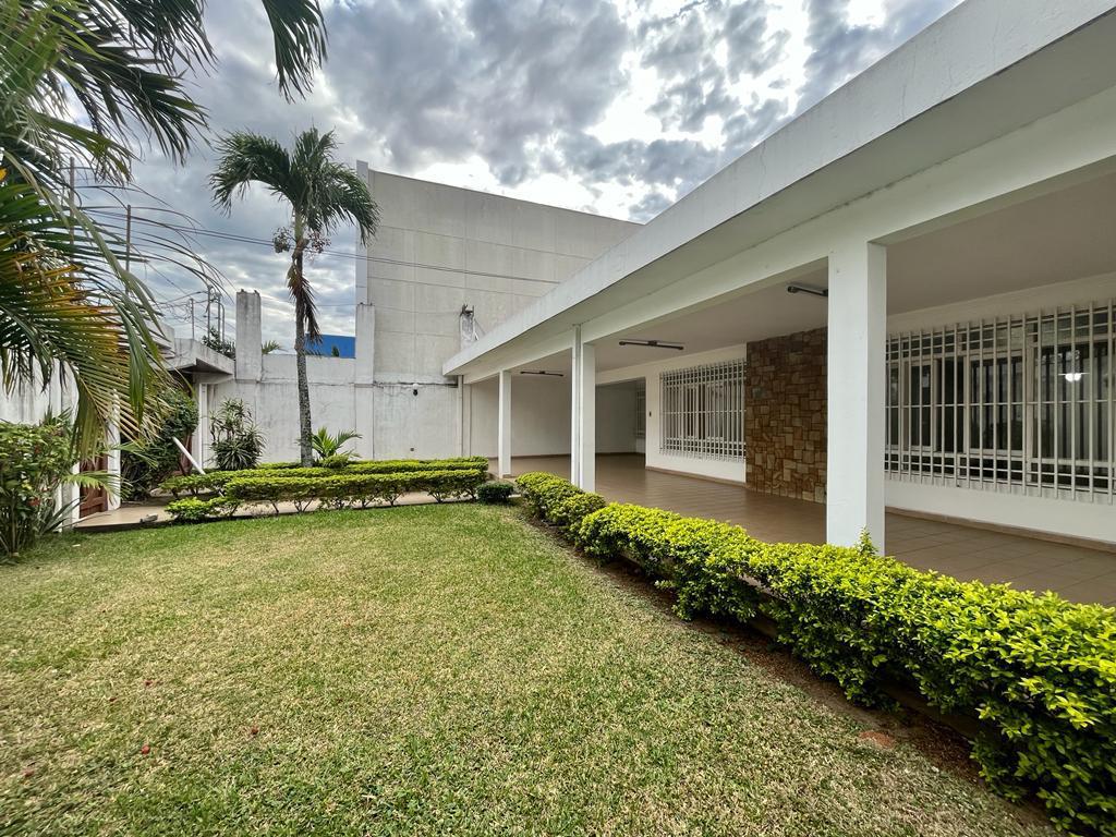 CASA CON GALPÓN SOBRE AVENIDA - PARA EMPRESA - Photo 2