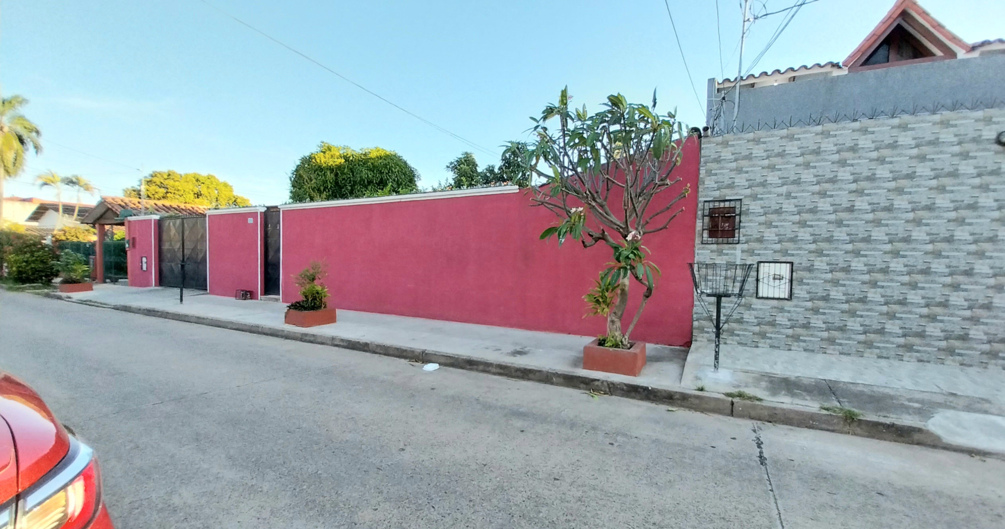 EN VENTA, ZONA ESTE, CASA DE 4 HABITACIONES: VIVIENDA Y NEGOCIO - Photo 2