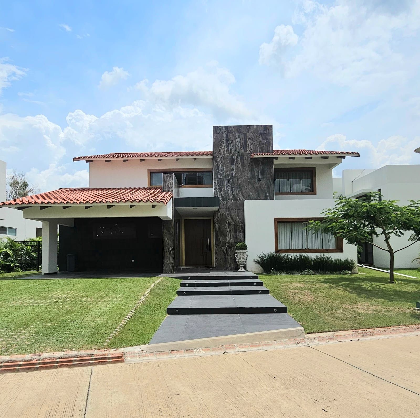 BELLA CASA DE LUJO EN VENTA – TOTALMENTE AMOBLADA