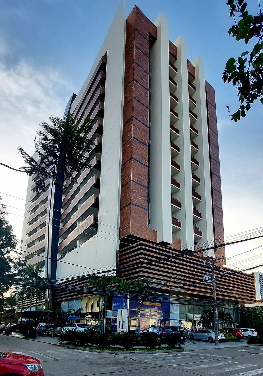 EN VENTA LUJOSO DPTO. DE 2 DORMS. FINAMENTE AMOBLADO Y EQUIPADO