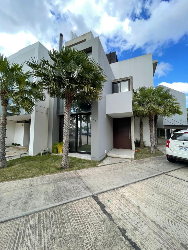 CASA EN VENTA Y/O ALQUILER EN COND. COSTANERA BLUE