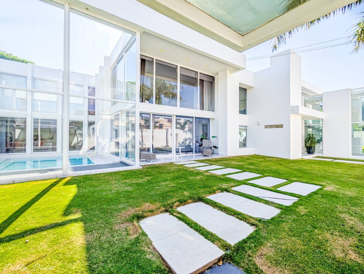 Lujo y Estilo en Cada Rincón: Casa de Ensueño a Precio Promocional