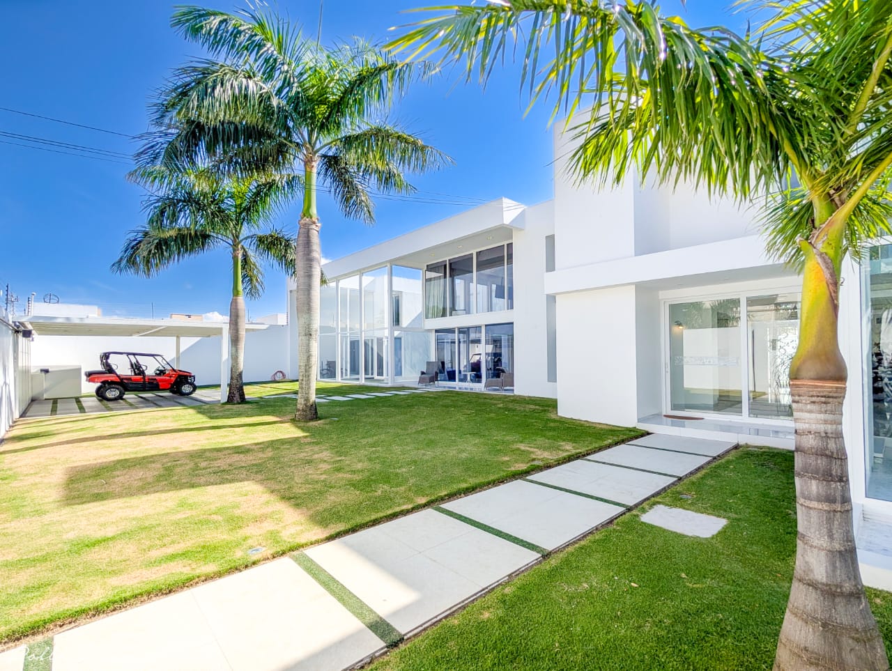 CASA DE LUJO EN VENTA - ZONA OESTE