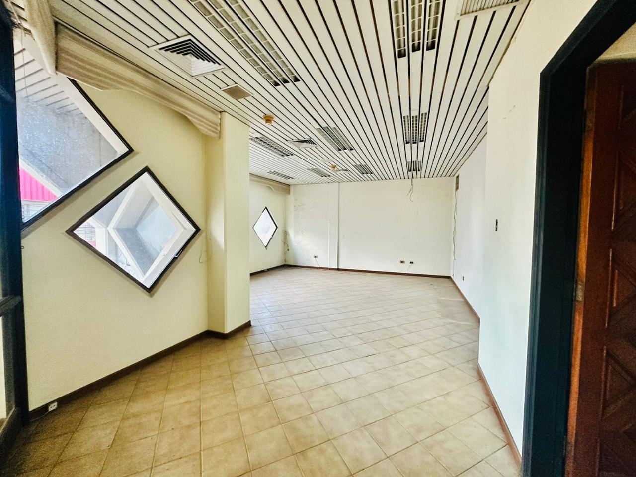 Edificio Comercial en Venta – Zona Los Pozos - Photo 7