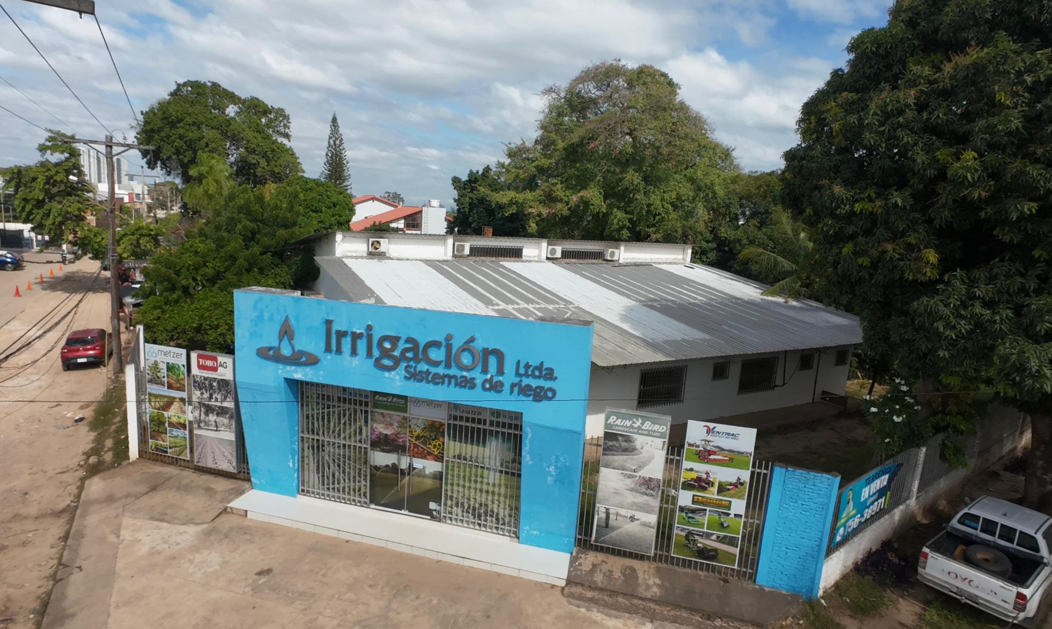 AMPLIO TERRENO CON SHOWROOM OFICINAS EN VENTA SOBRE AVENIDA