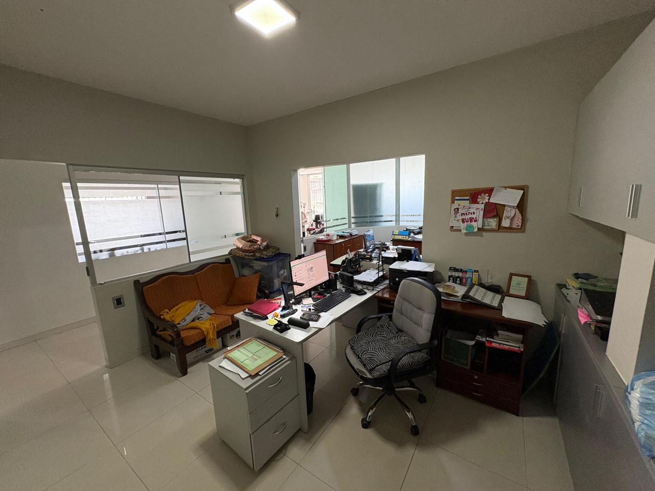 AMPLIO TERRENO CON SHOWROOM OFICINAS EN VENTA SOBRE AVENIDA - Photo 11