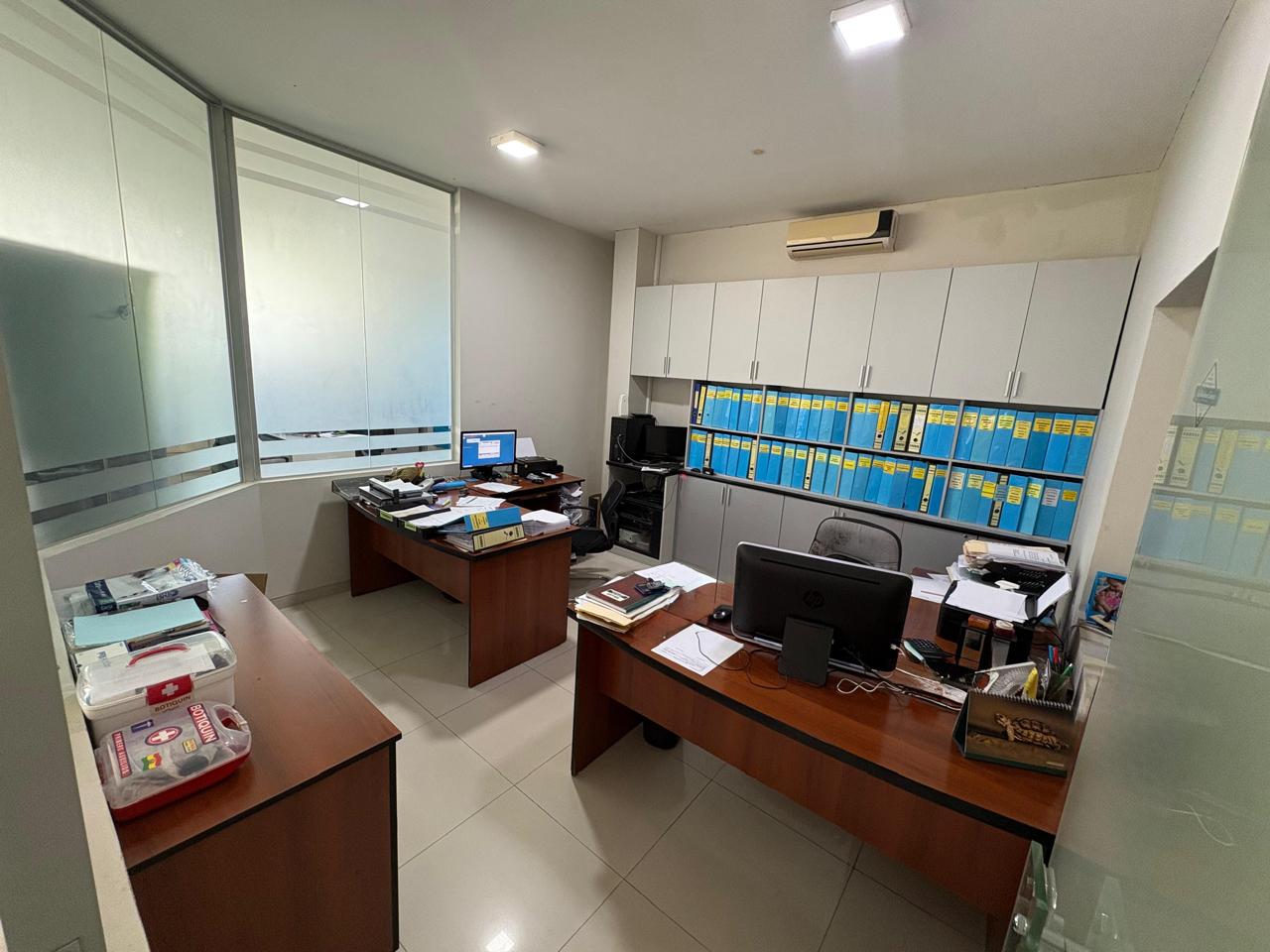 AMPLIO TERRENO CON SHOWROOM OFICINAS EN VENTA SOBRE AVENIDA - Photo 12