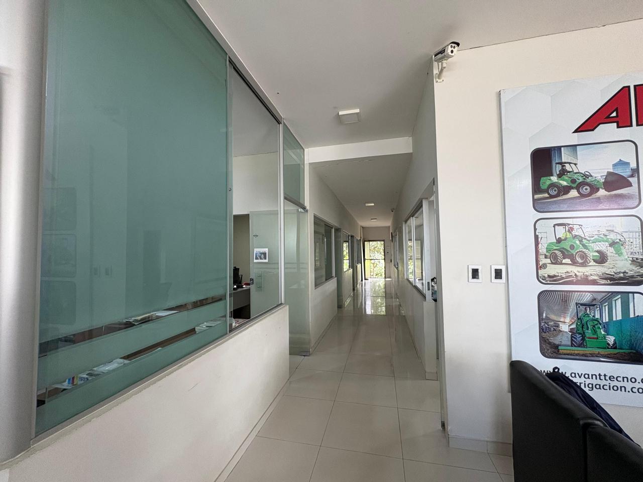 AMPLIO TERRENO CON SHOWROOM OFICINAS EN VENTA SOBRE AVENIDA - Photo 17