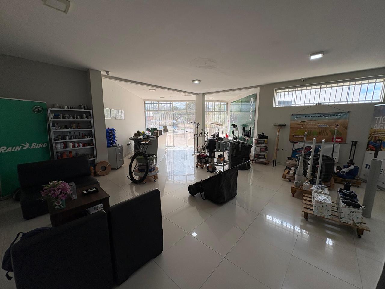 AMPLIO TERRENO CON SHOWROOM OFICINAS EN VENTA SOBRE AVENIDA - Photo 19