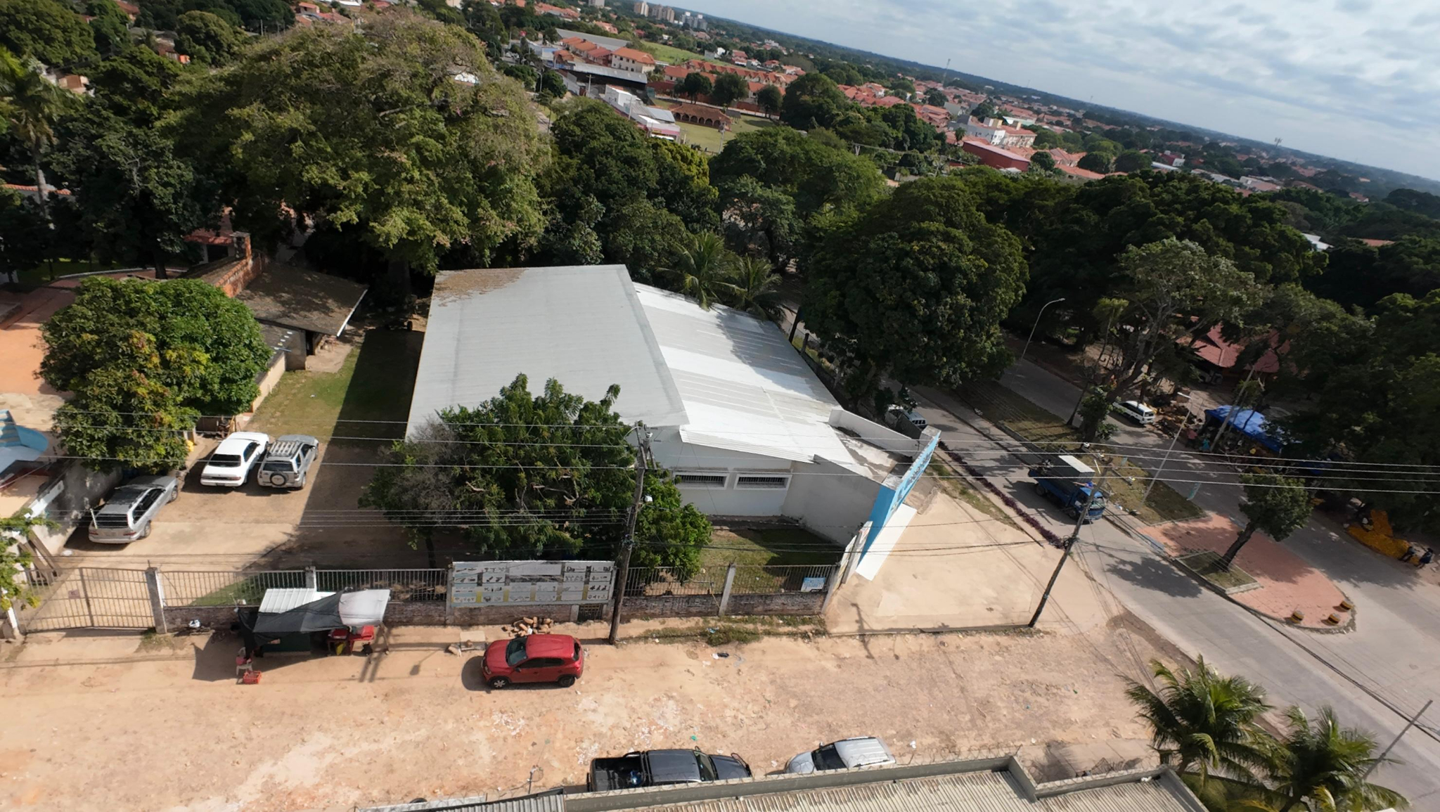 AMPLIO TERRENO CON SHOWROOM OFICINAS EN VENTA SOBRE AVENIDA - Photo 3