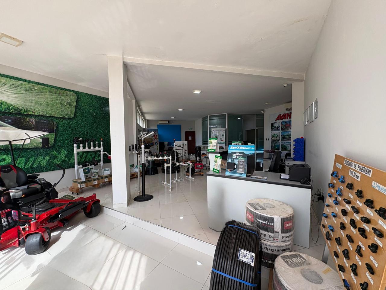 AMPLIO TERRENO CON SHOWROOM OFICINAS EN VENTA SOBRE AVENIDA - Photo 5