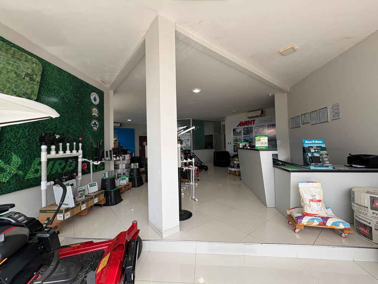 AMPLIO TERRENO CON SHOWROOM OFICINAS EN VENTA SOBRE AVENIDA - Photo 6