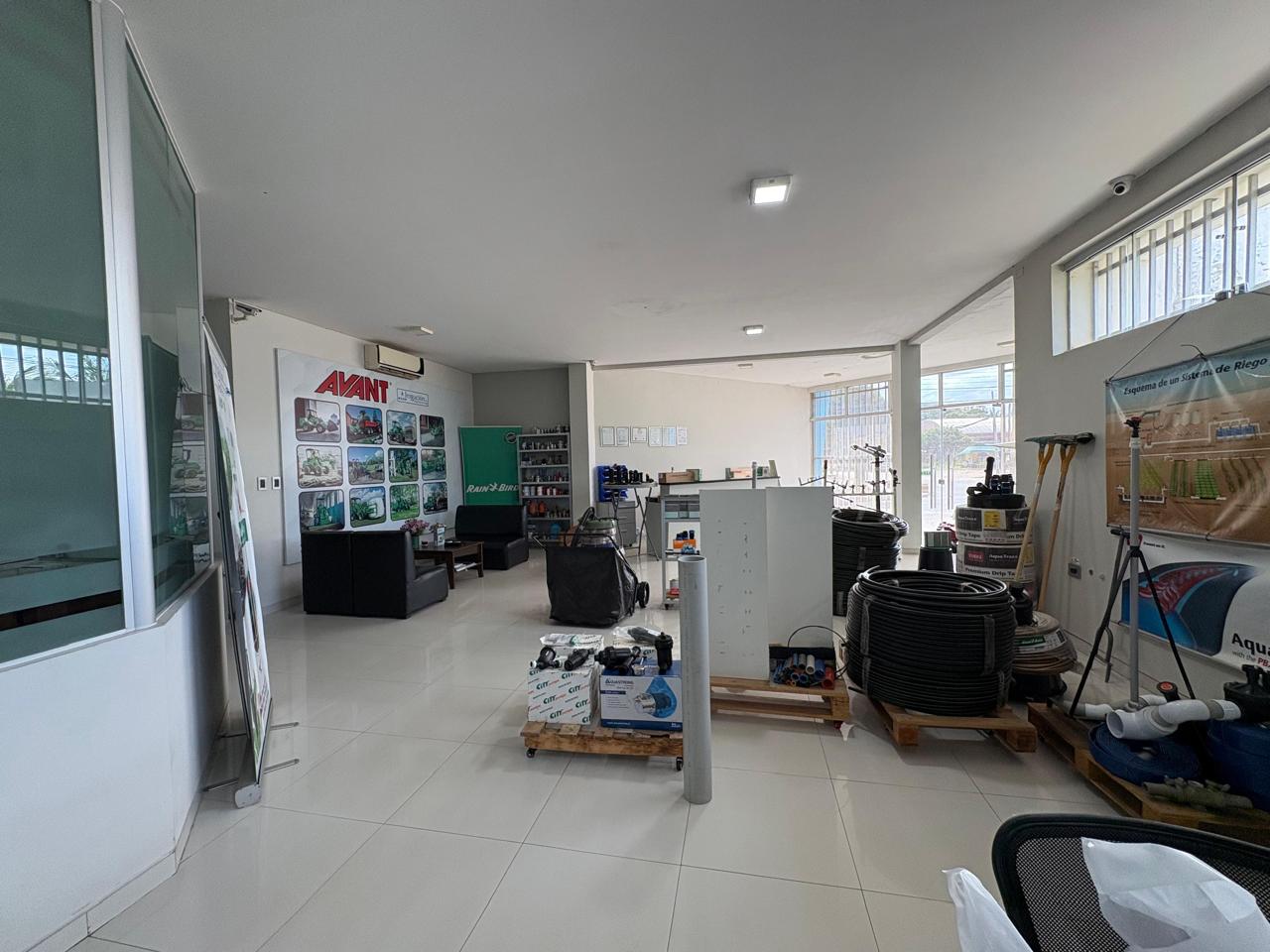 AMPLIO TERRENO CON SHOWROOM OFICINAS EN VENTA SOBRE AVENIDA - Photo 9