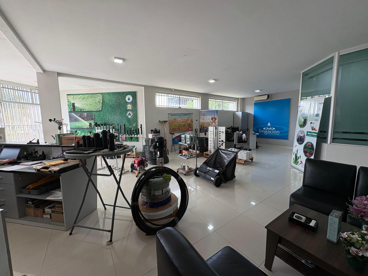 AMPLIO TERRENO CON SHOWROOM OFICINAS EN VENTA SOBRE AVENIDA - Photo 10