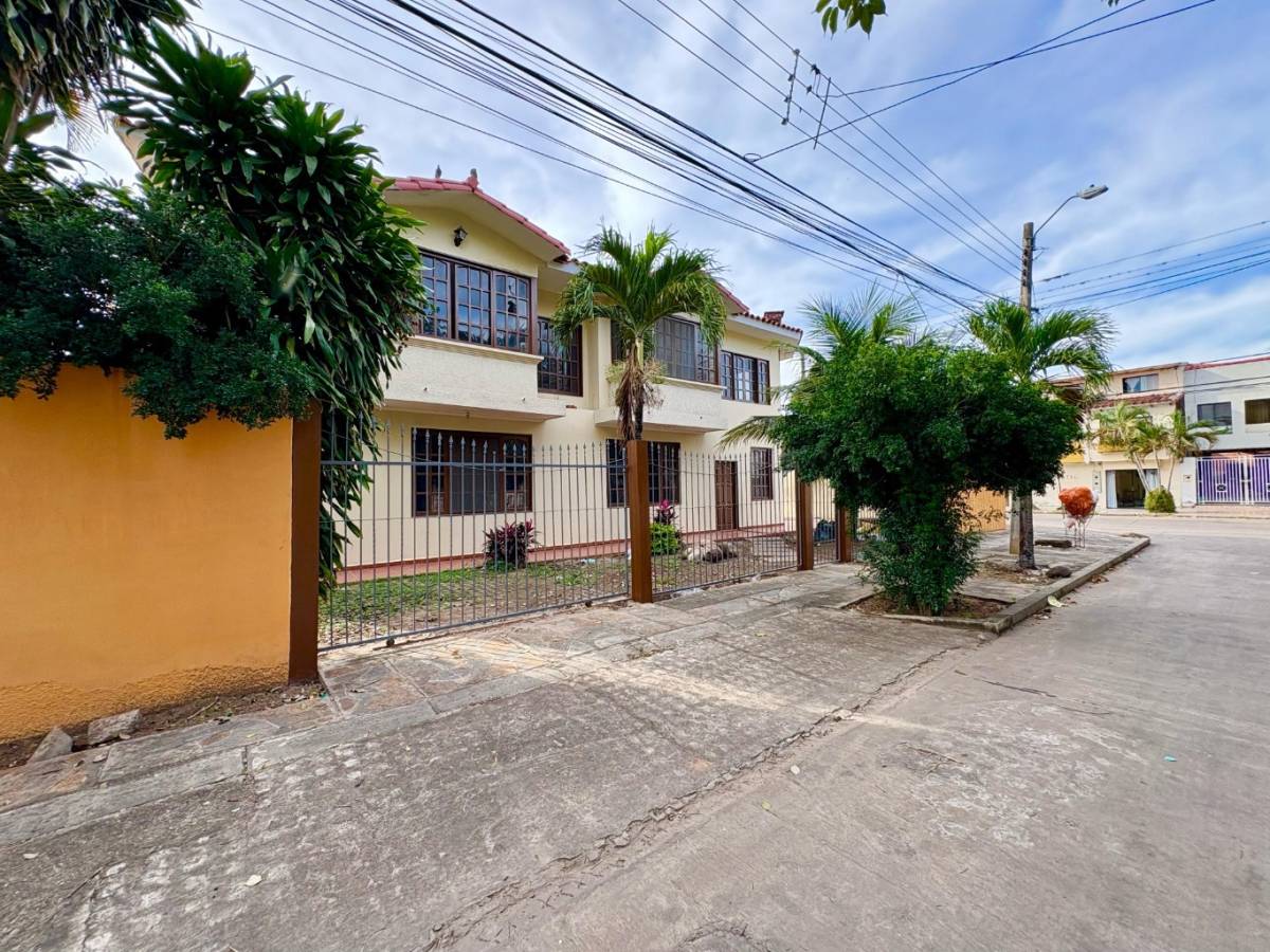 AMPLIA CASA EN VENTA – BARRIO ESTACIÓN ARGENTINA
