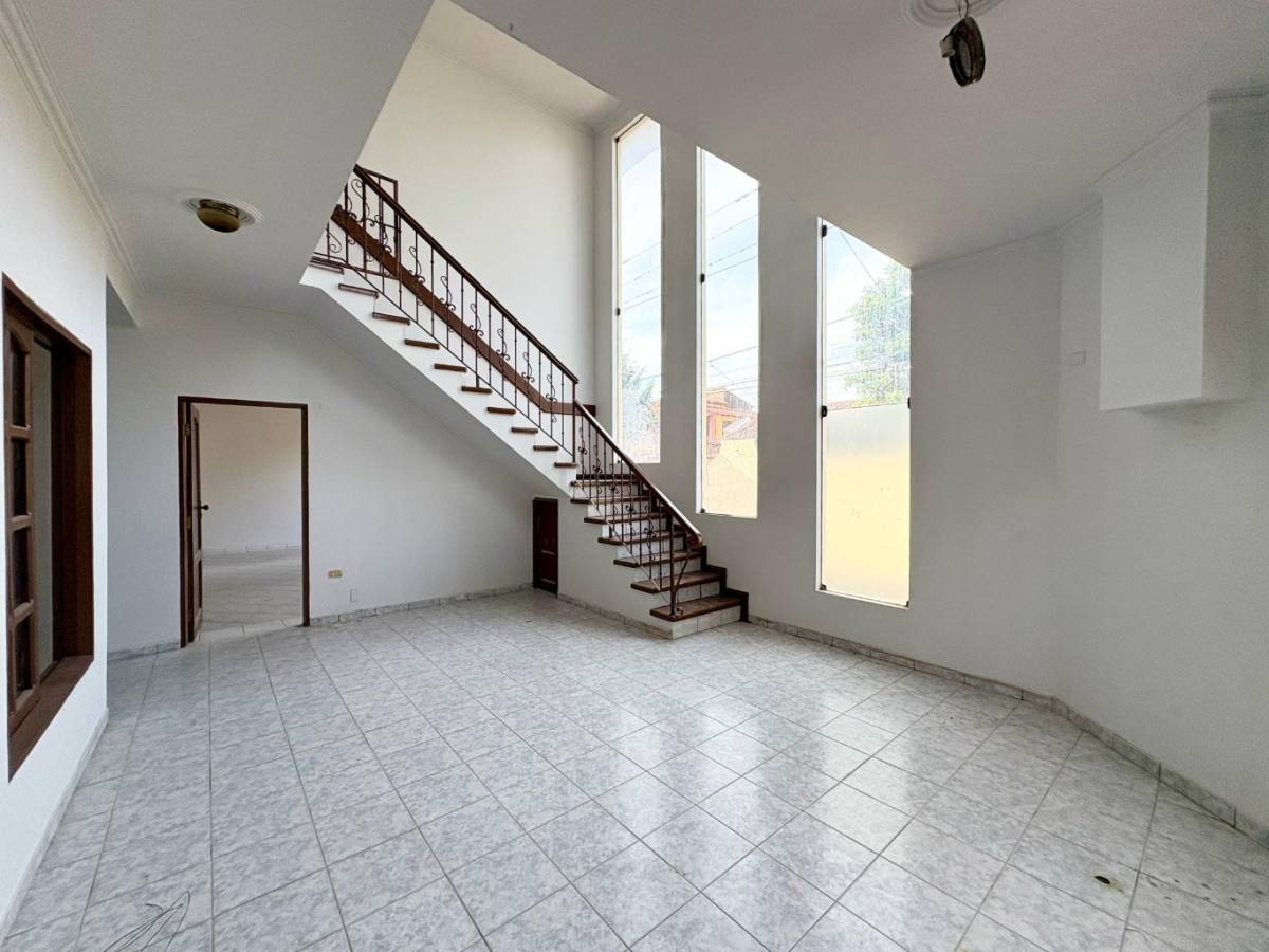 AMPLIA CASA EN VENTA – BARRIO ESTACIÓN ARGENTINA - Photo 13