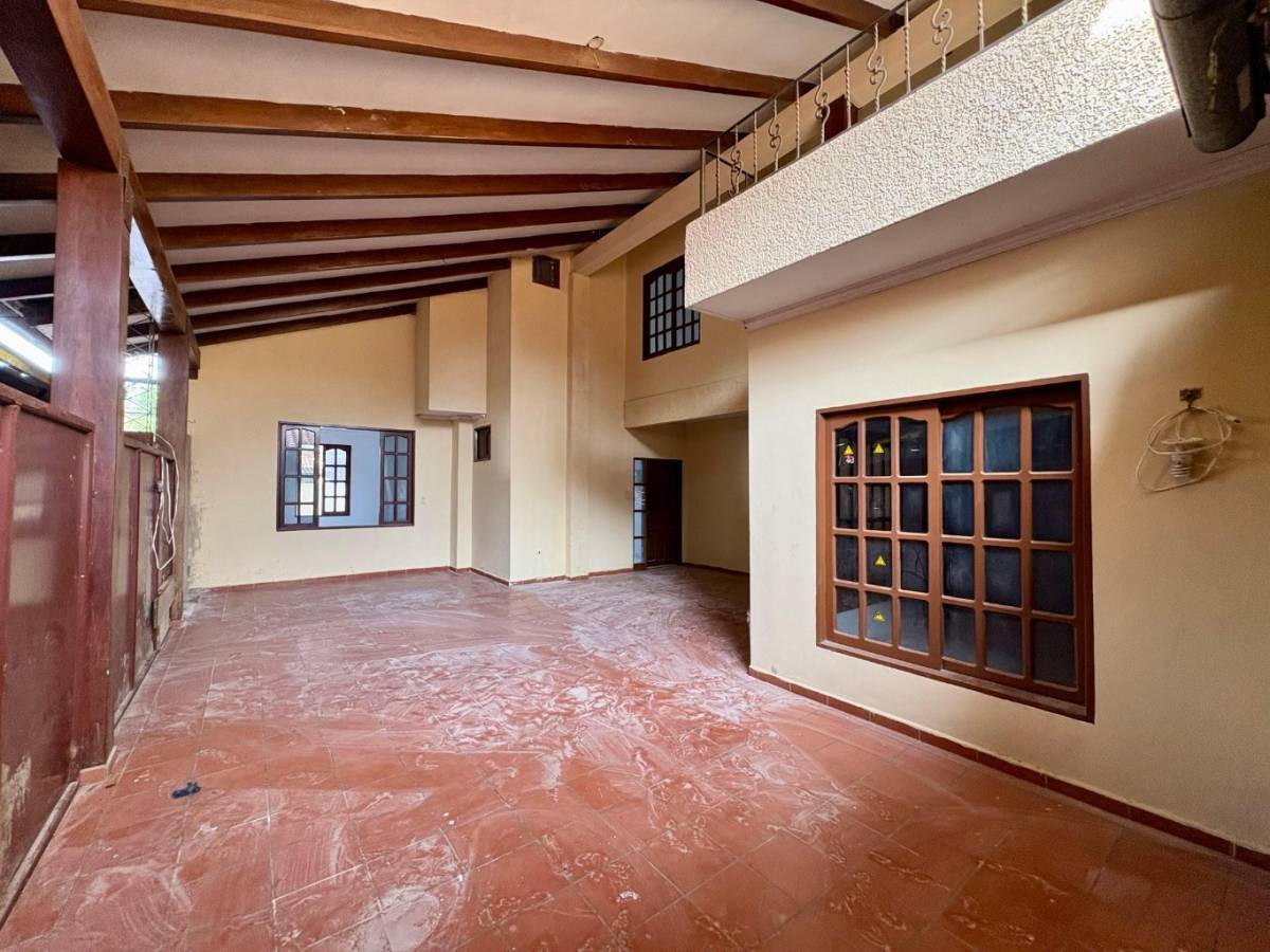 AMPLIA CASA EN VENTA – BARRIO ESTACIÓN ARGENTINA - Photo 3