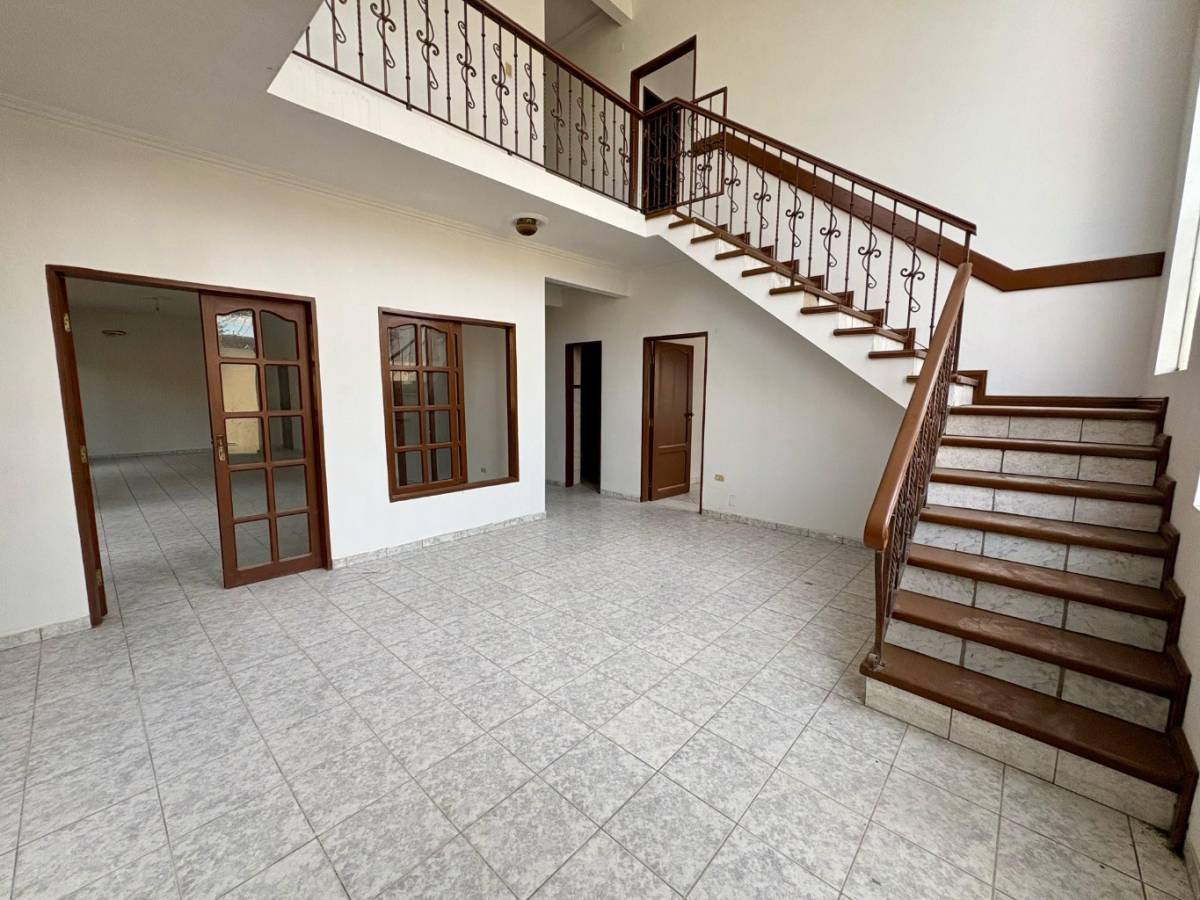 AMPLIA CASA EN VENTA – BARRIO ESTACIÓN ARGENTINA - Photo 8
