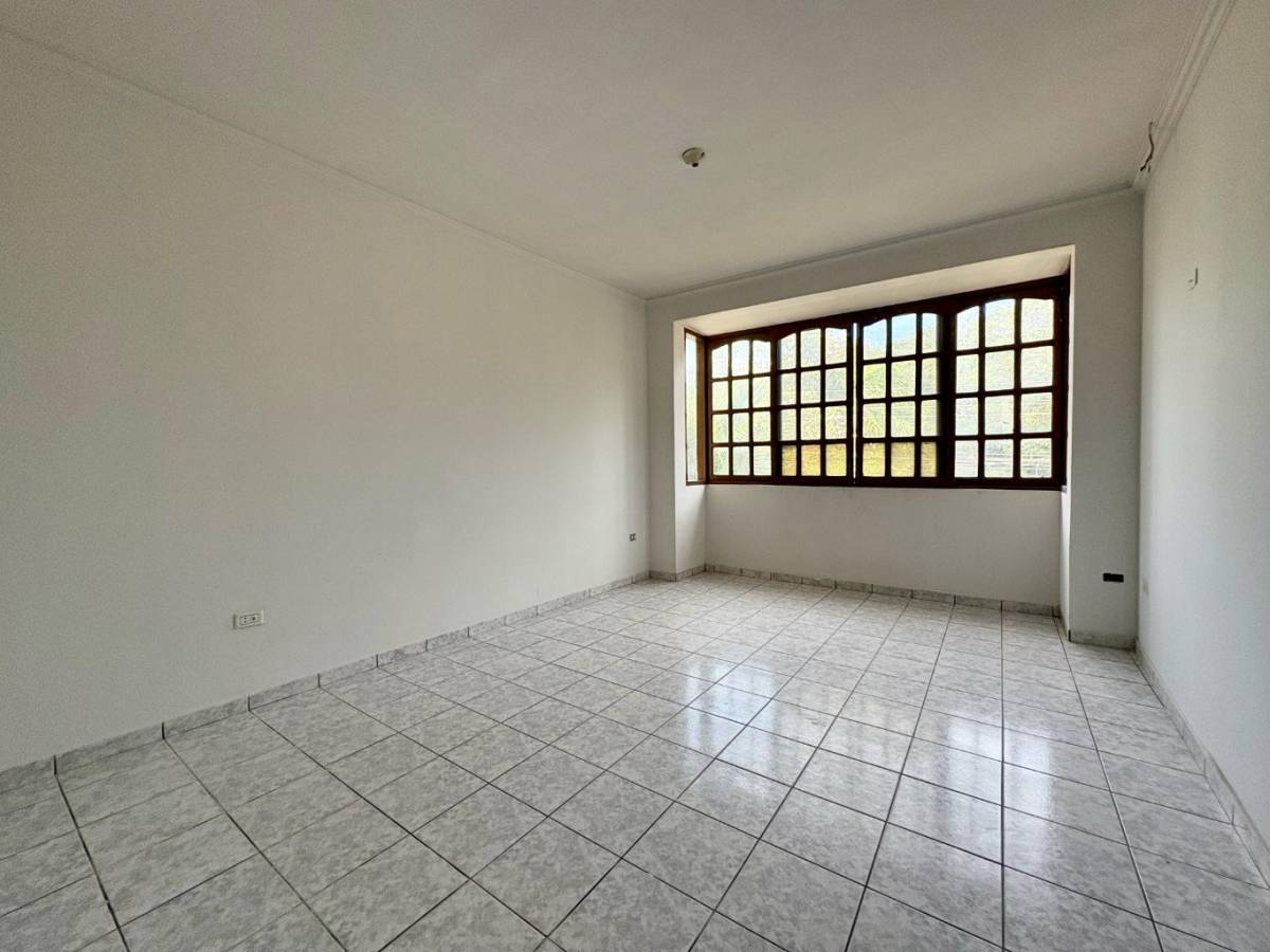 AMPLIA CASA EN VENTA – BARRIO ESTACIÓN ARGENTINA - Photo 9