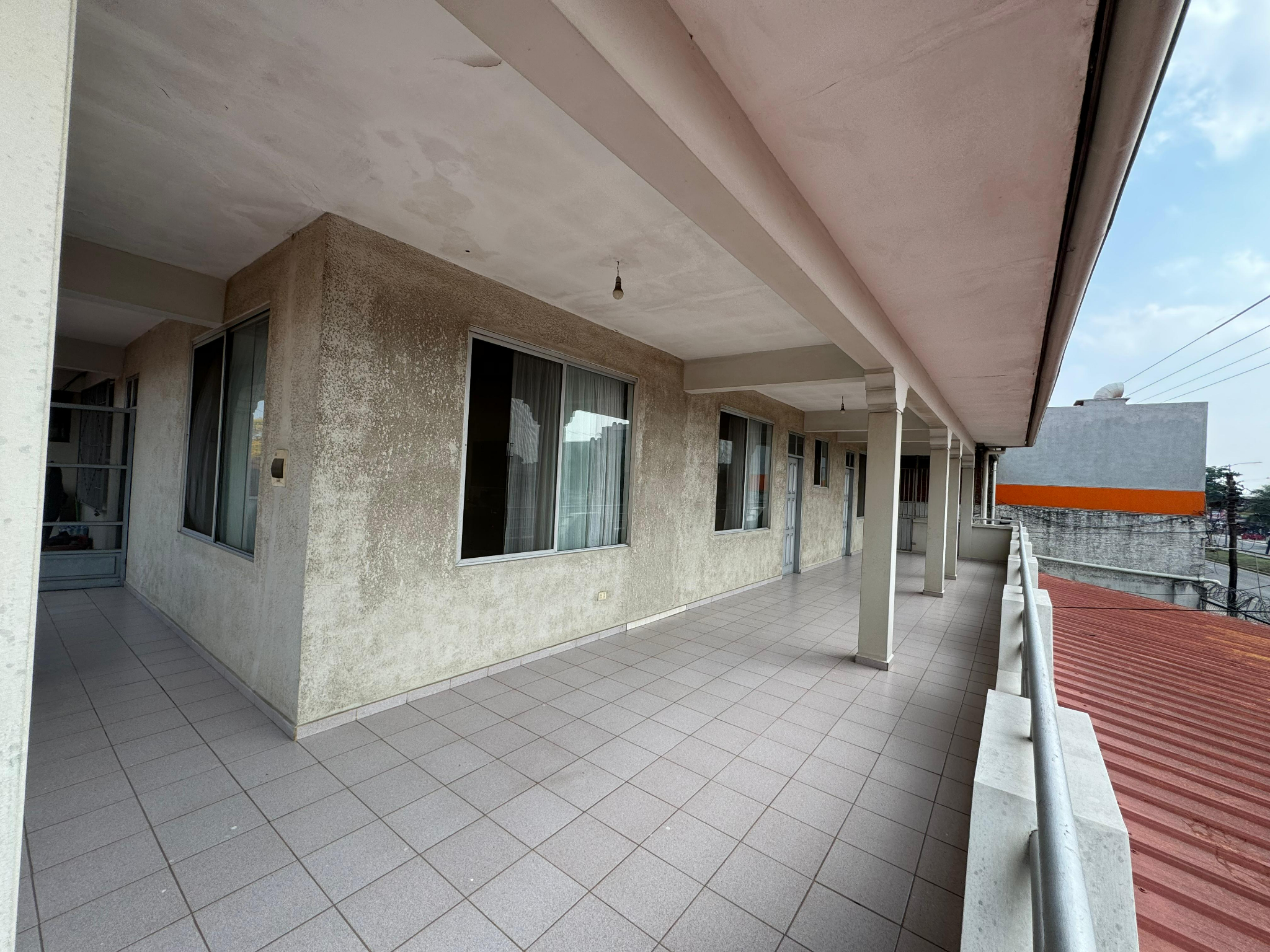 CASA CON LOCALES COMERCIALES EN VENTA SOBRE AVENIDA - Photo 2