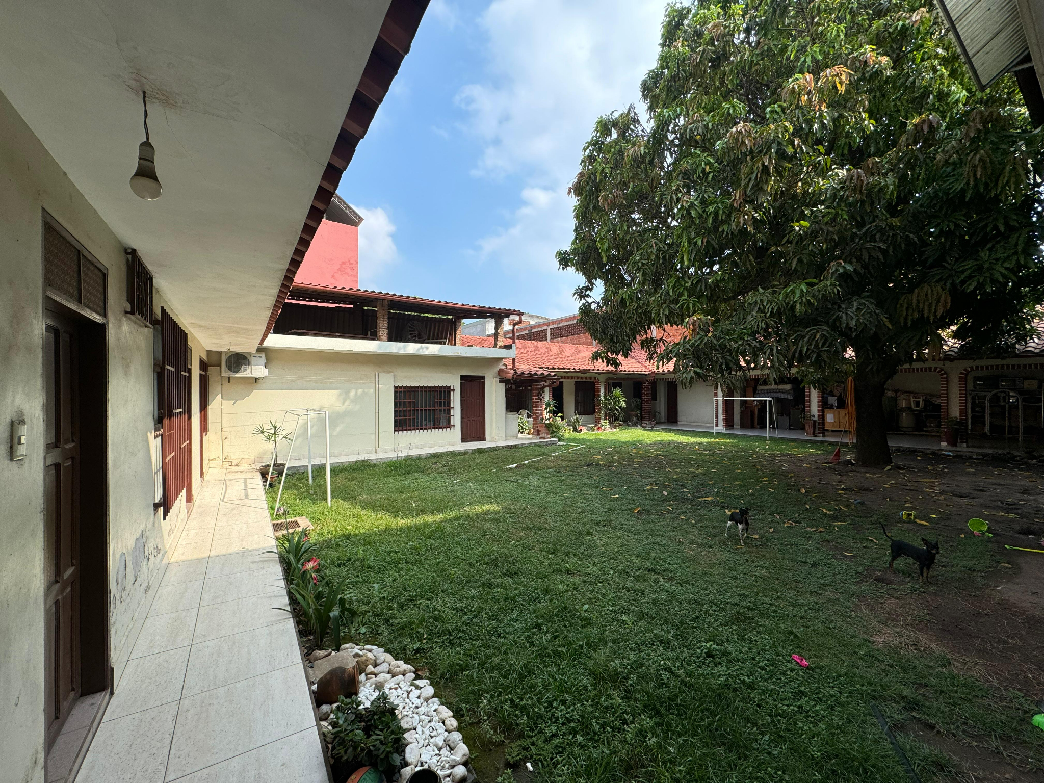 CASA CON LOCALES COMERCIALES EN VENTA SOBRE AVENIDA - Photo 4