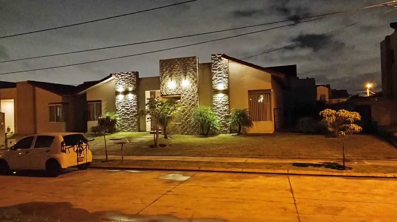 Casa En venta O Alquier En El Urubo Condominio Santa Cruz De La Colina - Photo 2