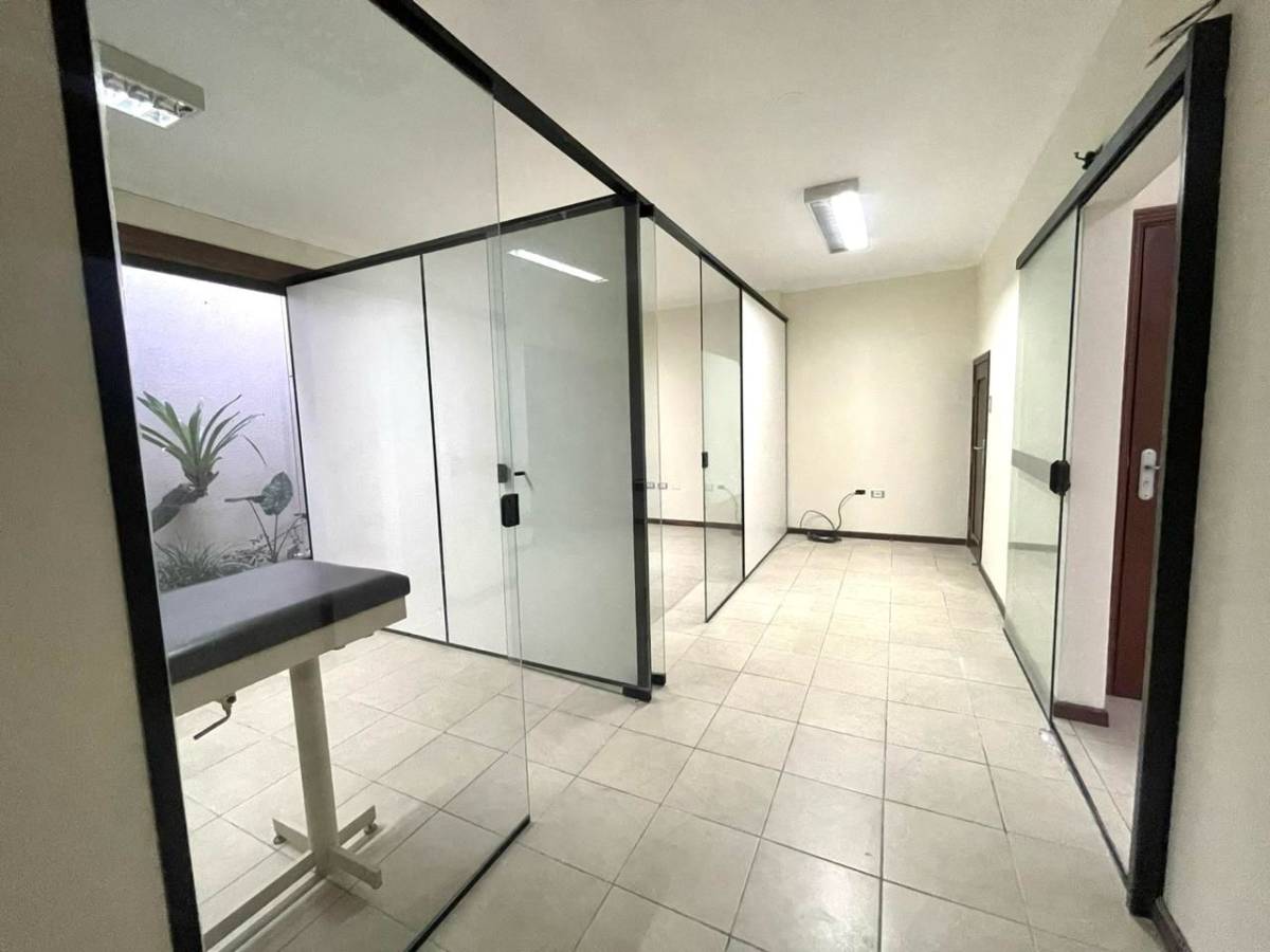 CASA AMPLIA PARA EMPRESA O VIVIENDA SOBRE AV. TTE. VEGA