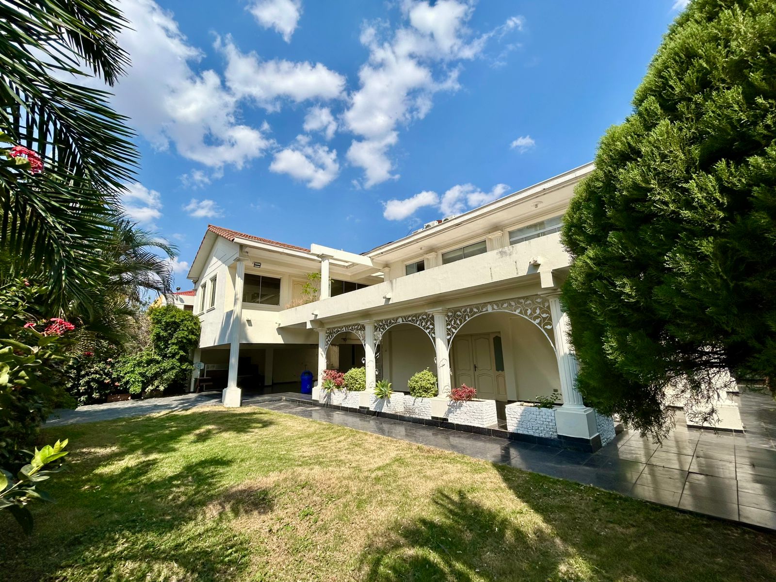 CASA EN VENTA EN ZONA ESTE AV MELCHOR PINTO