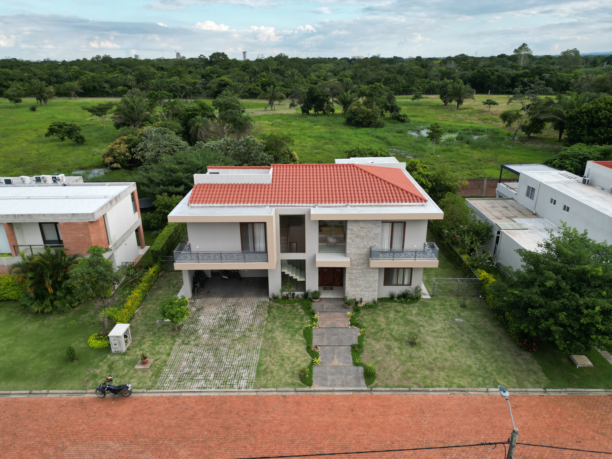 CASA DE LUJO EN LA ZONA MÁS EXCLUSIVA DE SANTA CRUZ – URUBÓ