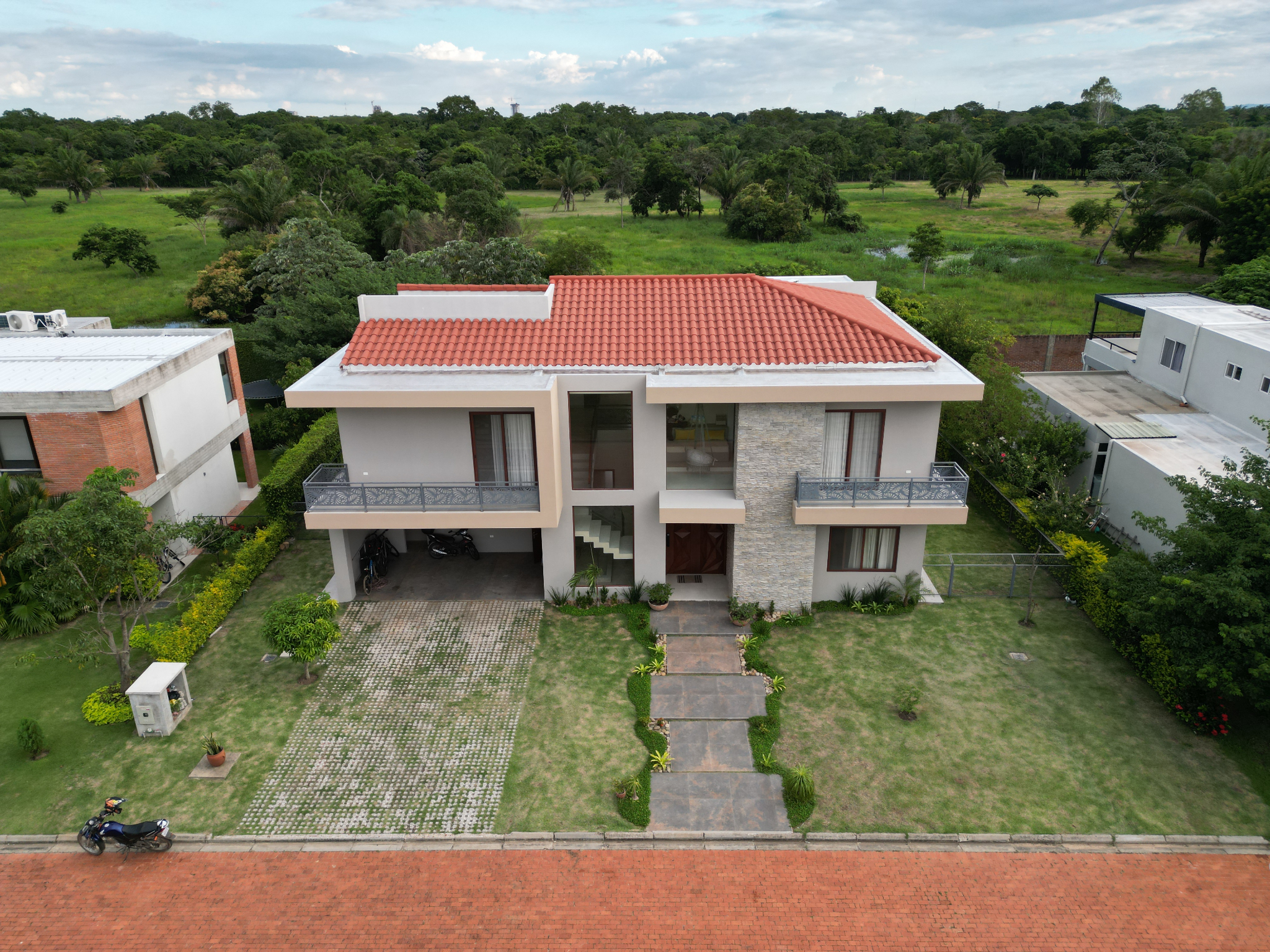 CASA DE LUJO EN LA ZONA MÁS EXCLUSIVA DE SANTA CRUZ – URUBÓ - Photo 2