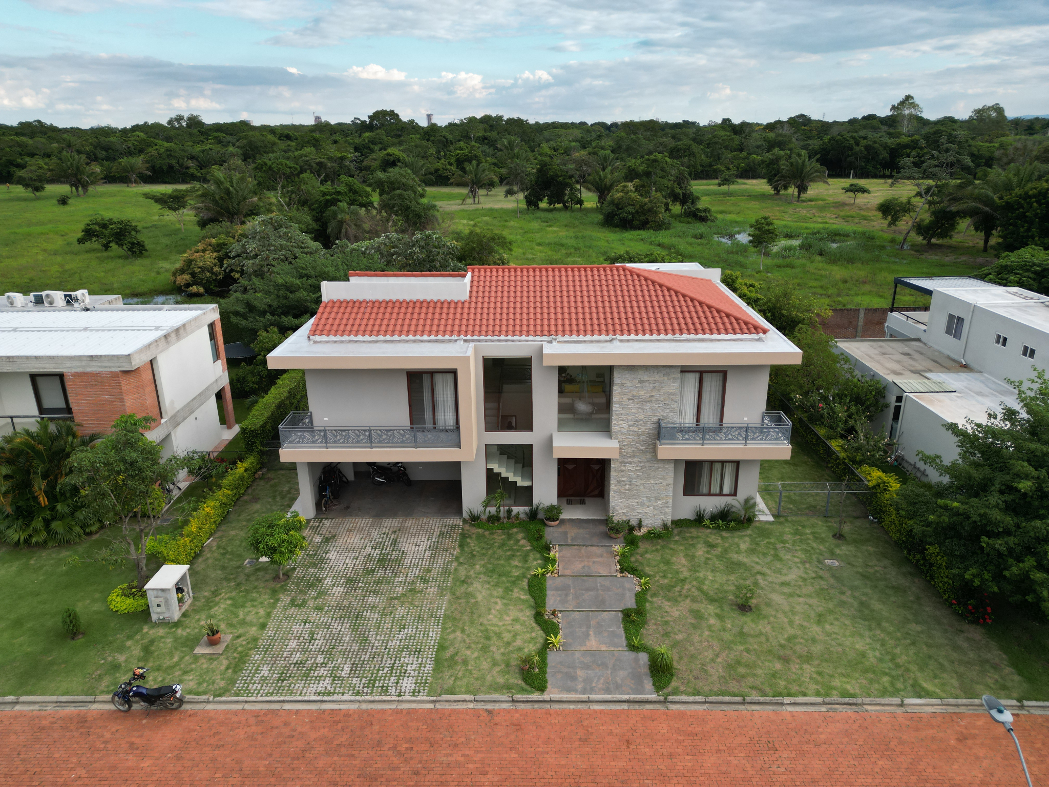 CASA DE LUJO EN LA ZONA MÁS EXCLUSIVA DE SANTA CRUZ – URUBÓ - Photo 3