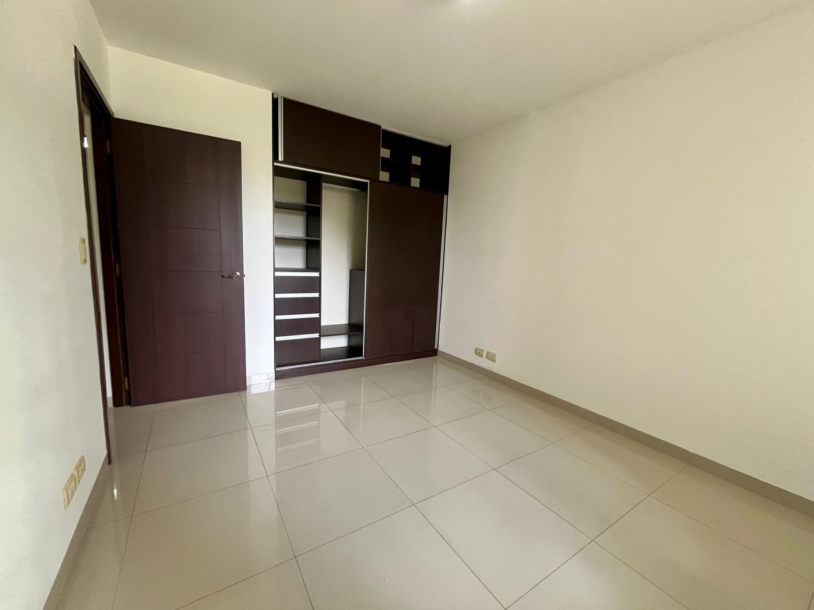 AMPLIO Y ELEGANTE DEPARTAMENTO EN ZONA SUR PARALELO AV. LAS AMERICAS - Photo 12