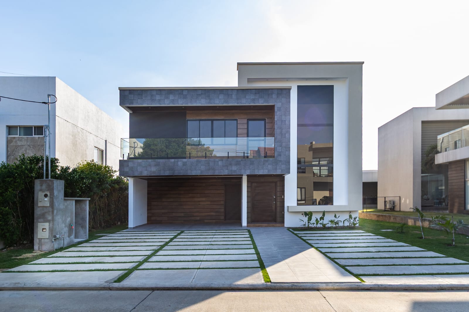 LUJOSA Y EXCLUSIVA CASA EN VENTA A ESTRENAR EN URUBO