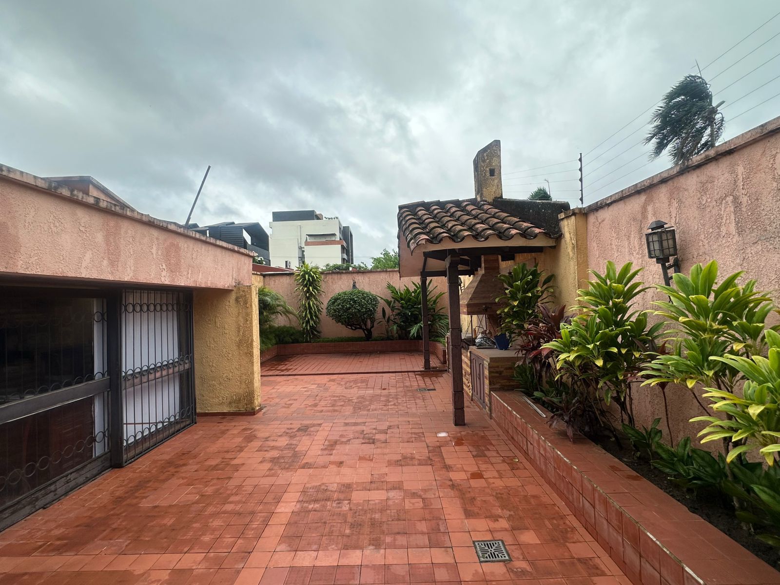 En Venta! Amplia Casa en Equipetrol - Photo 2