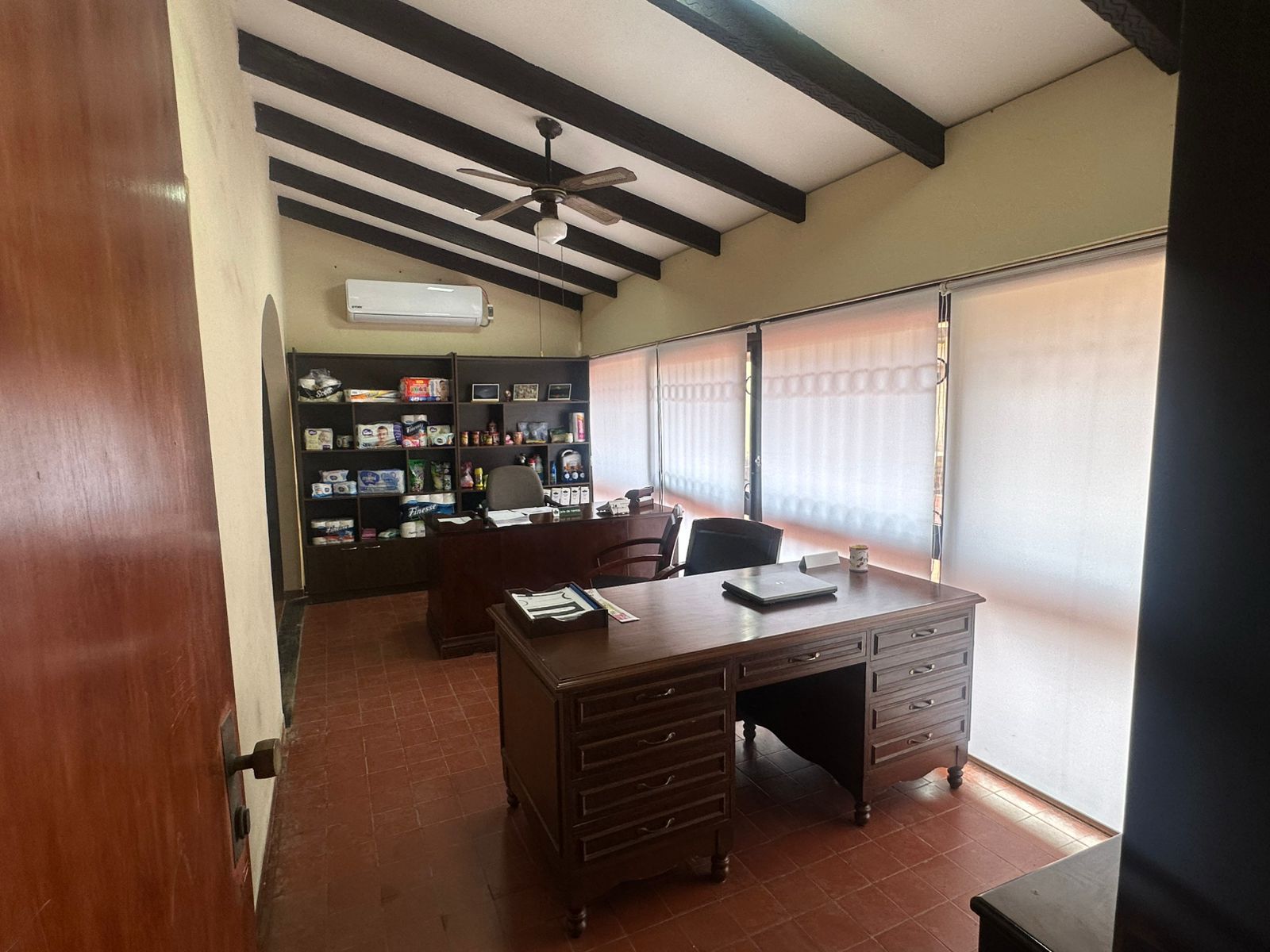 En Venta! Amplia Casa en Equipetrol - Photo 4