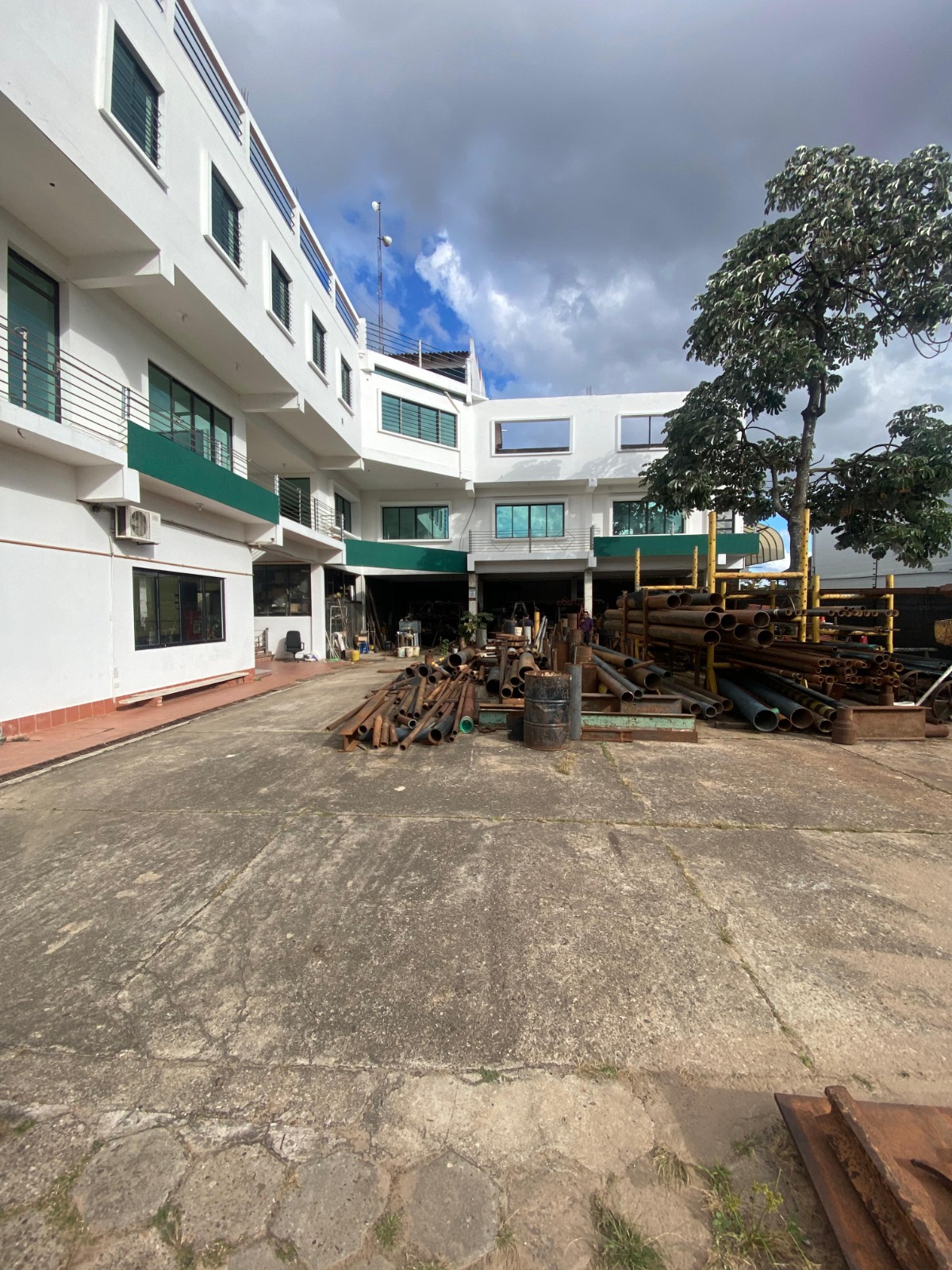 INMUEBLE EN VENTA EN ZONA SUR, SOBRE 5TO. ANILLO - Photo 2
