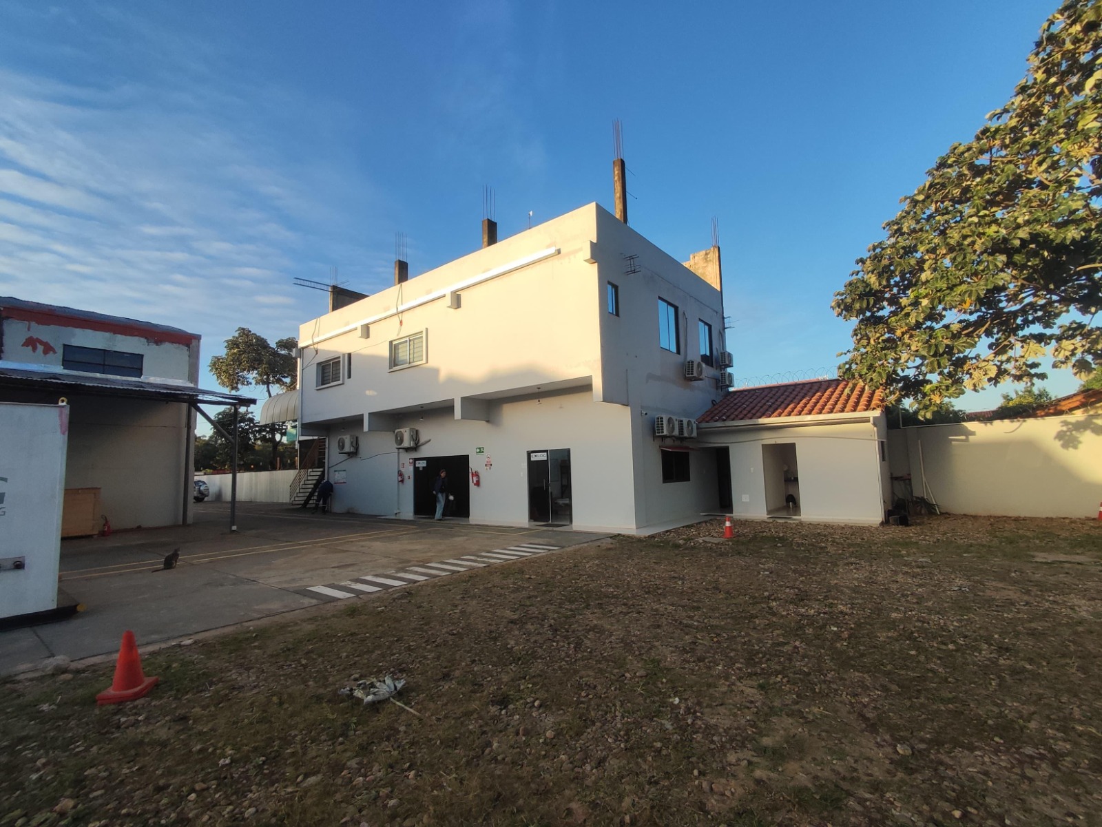 INMUEBLE EN VENTA EN ZONA SUR, SOBRE 5TO. ANILLO - Photo 11
