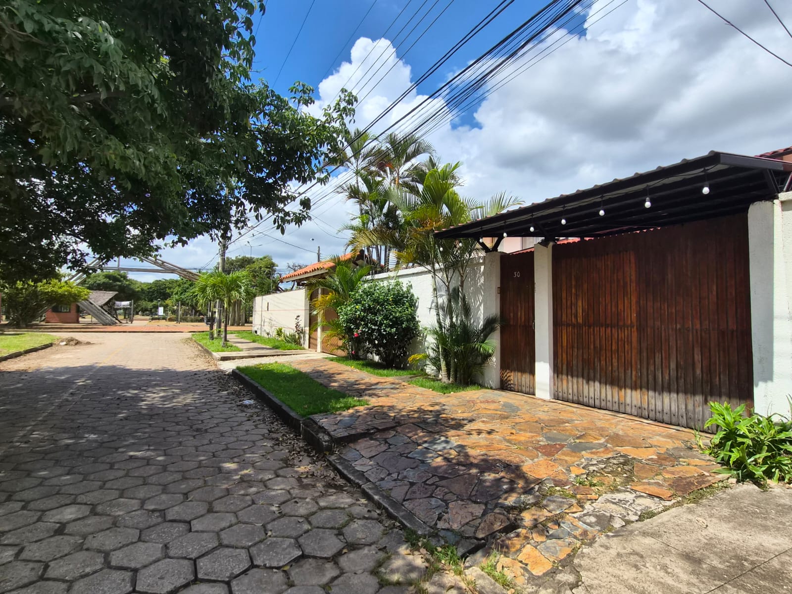 Hermosa Casa de 2 Plantas en Venta - Photo 2