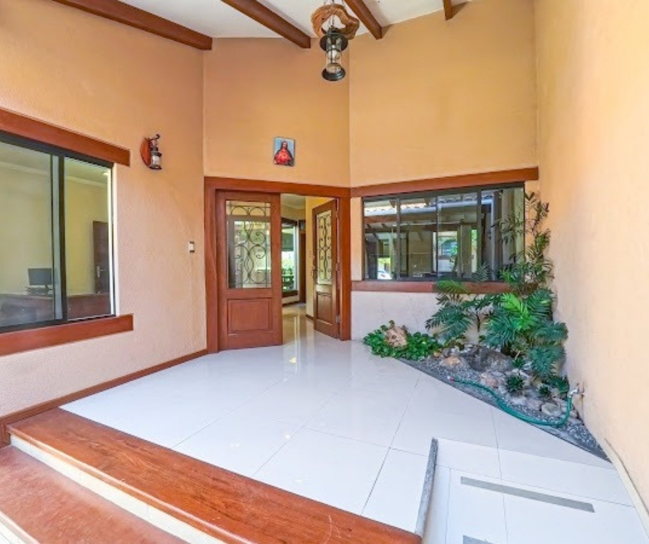 EN VENTA CASA DE DOS PLANTAS CON SECTOR COMERCIAL - Photo 2