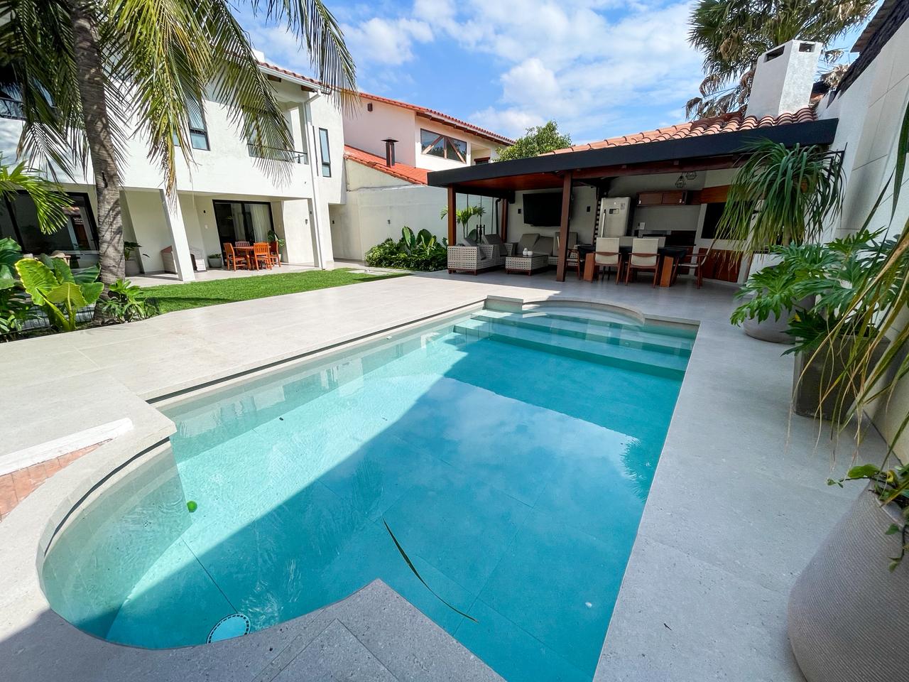 ESPECTACULAR CASA EN VENTA SOBRE AVENIDA