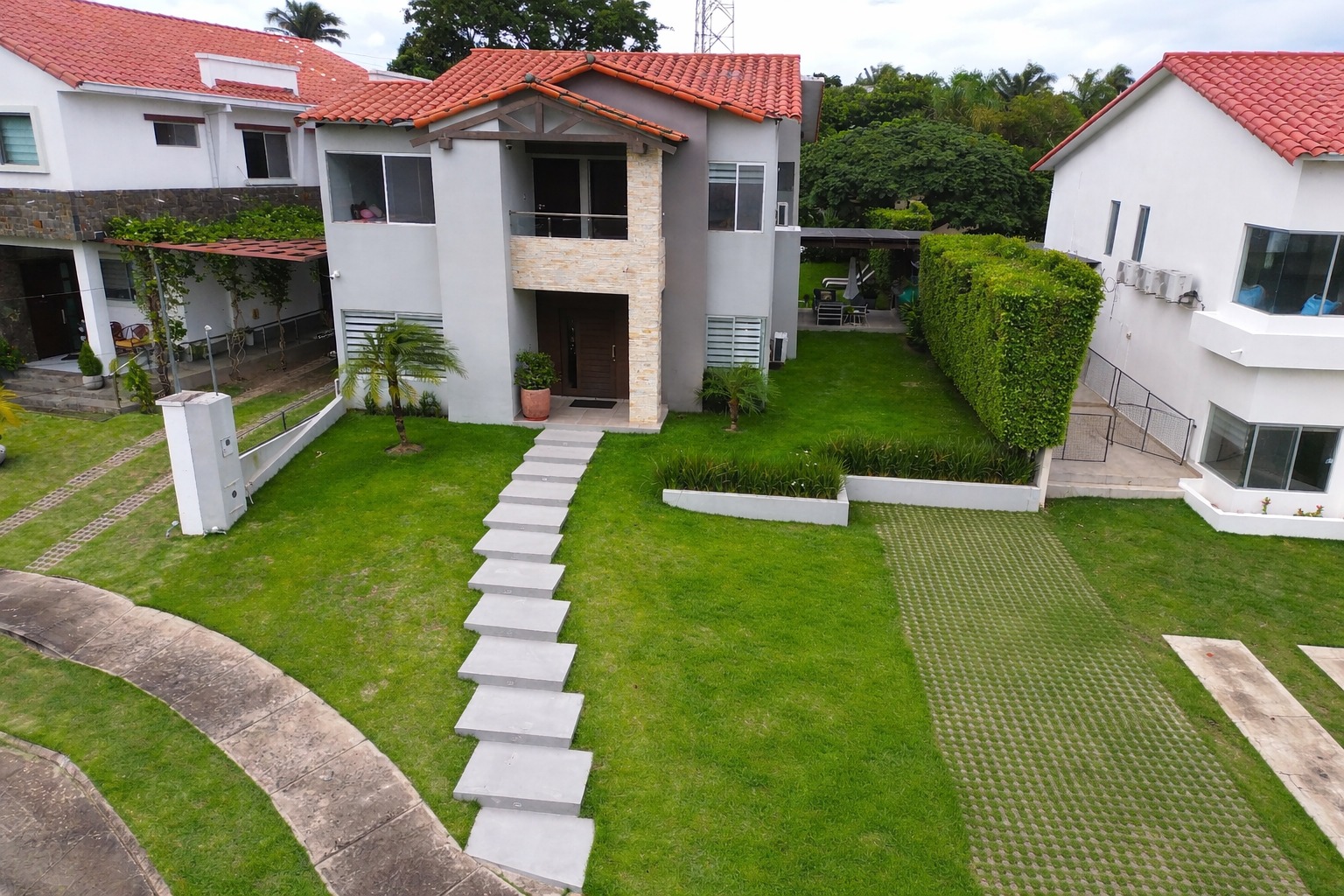 CASA EN VENTA – CONDOMINIO LOS PARQUES II (URUBÓ)
