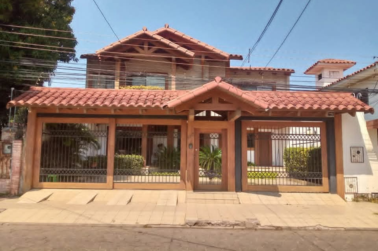 LUJO Y CALIDEZ EN FINOS ACABADOS DE MADERA – CASA EN VENTA EN SANTA CRUZ