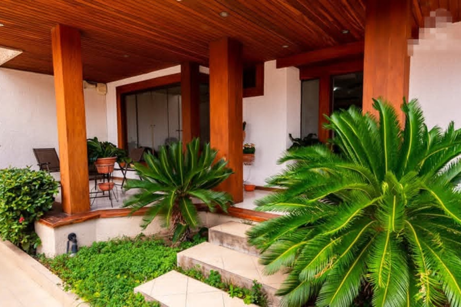 LUJO Y CALIDEZ EN FINOS ACABADOS DE MADERA – CASA EN VENTA EN SANTA CRUZ - Photo 2